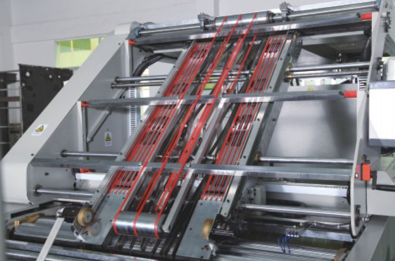 Gegolfd 1450 mm * 1450 mm hoge snelheid fluit lamineermachine DX-1450