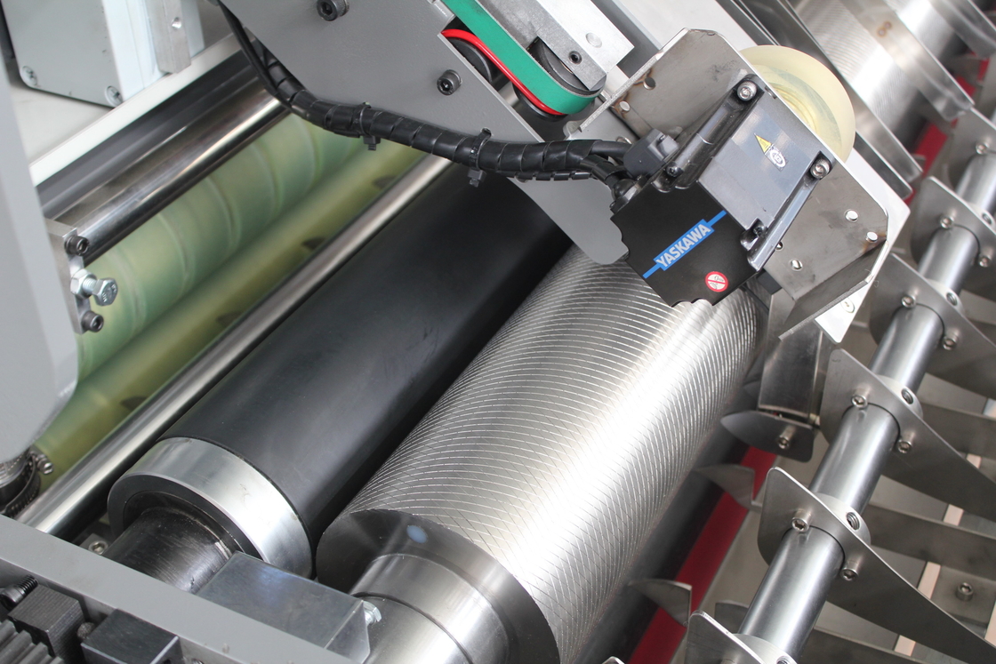 Gegolfd 1450 mm * 1450 mm hoge snelheid fluit lamineermachine DX-1450