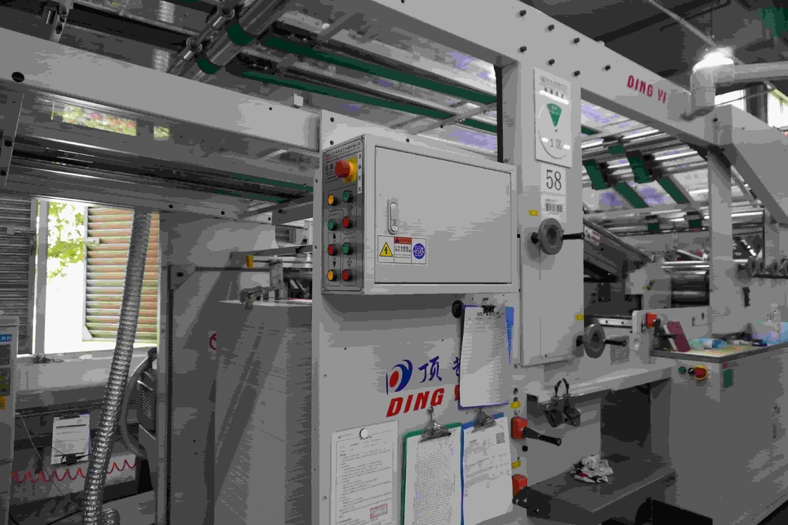 Veelzijdige kartonlamineermachine voor diverse papiersoorten. Dikte van het onderste papier: 180-2000 g/m2