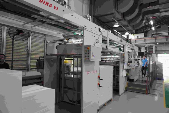 Meerdere lagen kartonnen kledinghanger/muisval/machine